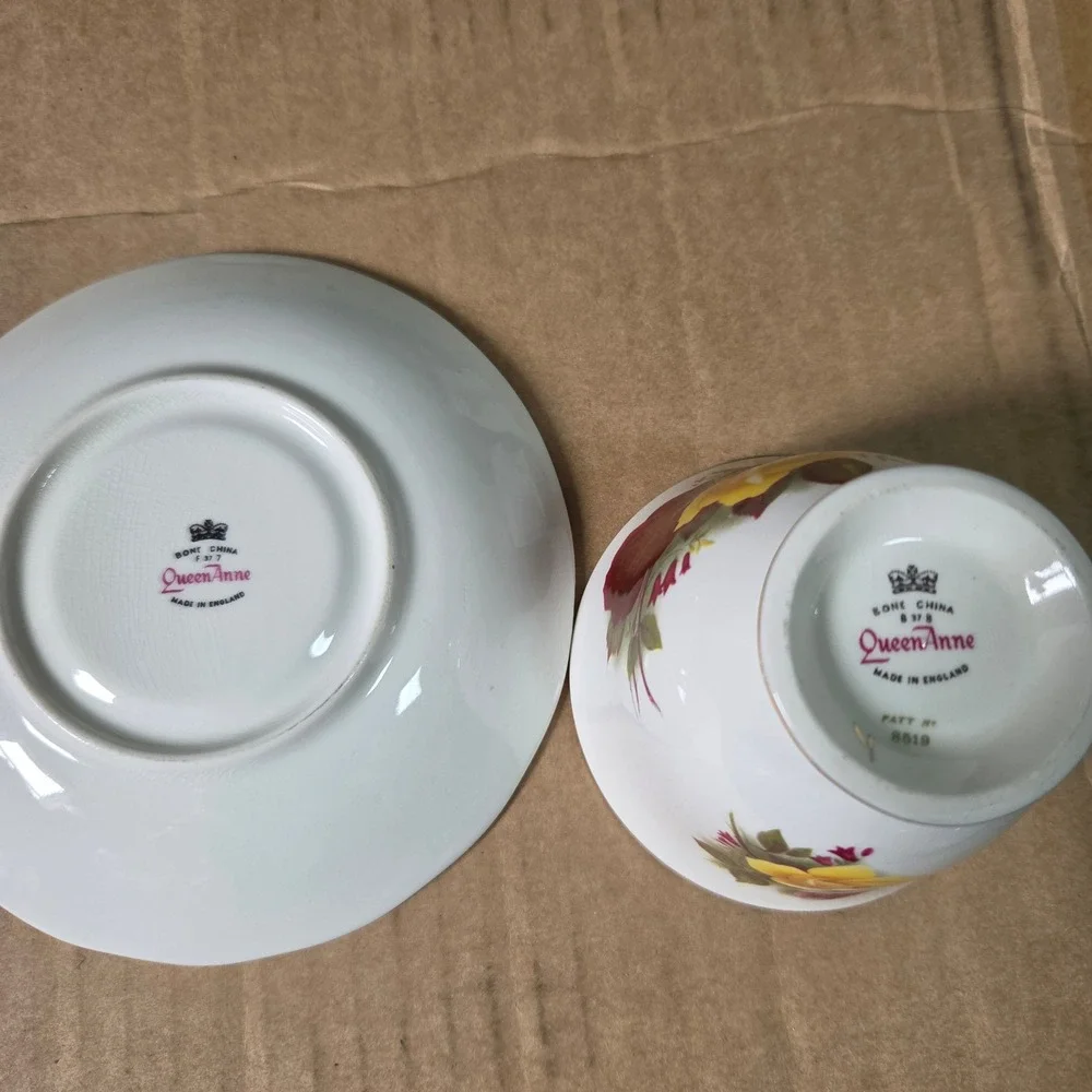Queen Anne Bone China Tea Cup & Saucer Set Red Yellow‎ Rose Made in England 8519